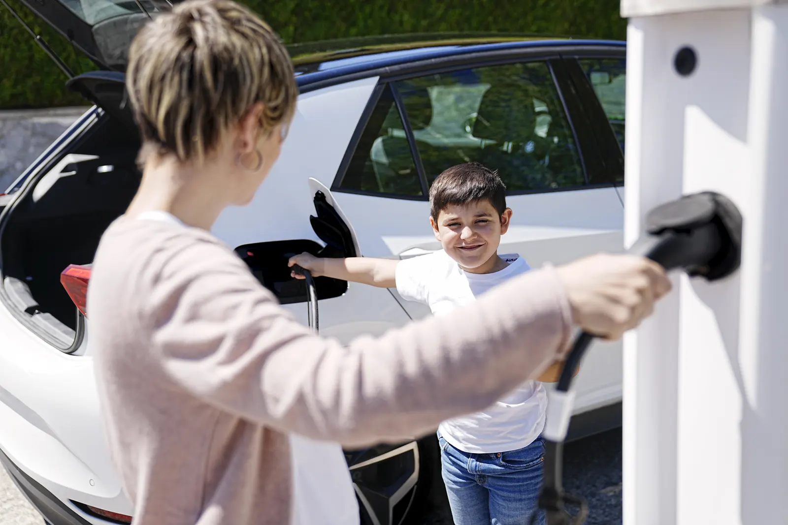 ¿Cuánto cuesta instalar un cargador de coche en casa?