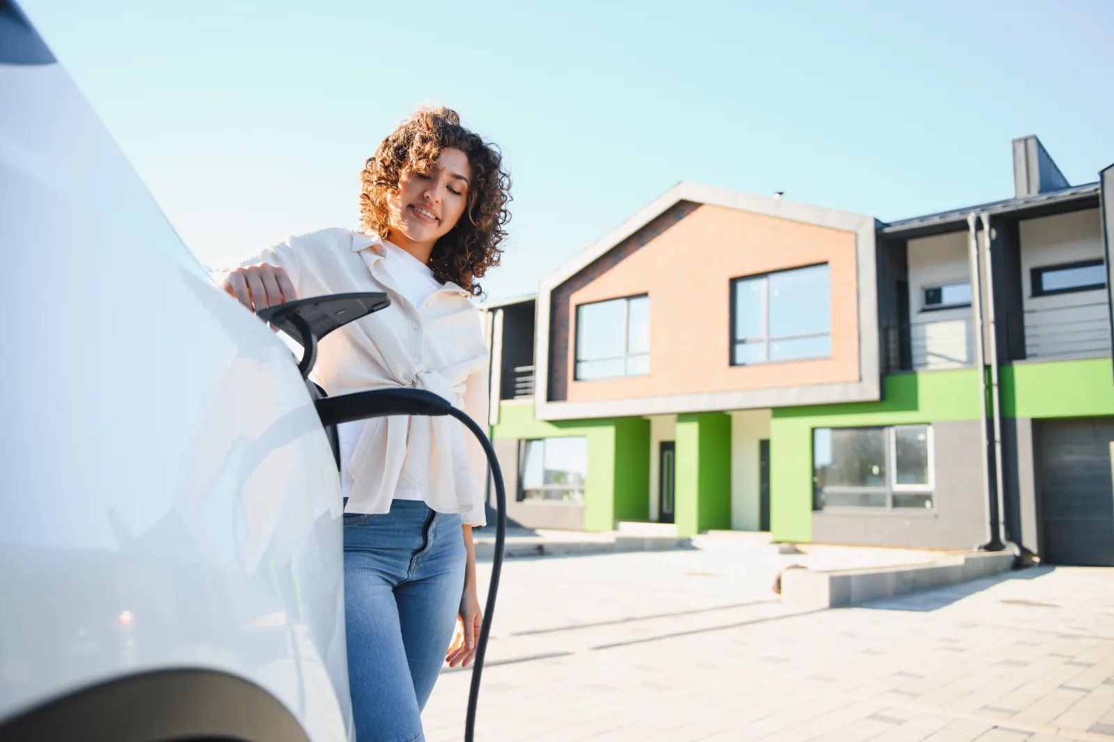 Precio de un cargador para coche eléctrico: equipo más instalación